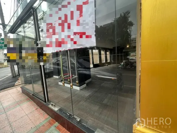 พื้นที่ขายปลีก ให้เช่าในWatthana, Bangkok - ด้านหน้าร้านกระจกพร้อมประตูกระจกคู่ และทางเท้ากระเบื้องริมถนน