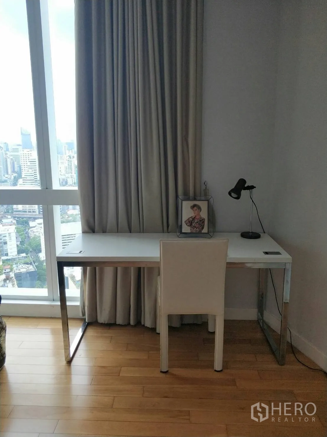 คอนโด ให้เช่าหรือขายในKhlong Toei, Bangkok - มุมทำงานมีโต๊ะและเก้าอี้ริมหน้าต่างบานใหญ่พร้อมผ้าม่าน มองเห็นวิวเมือง