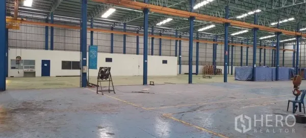 工厂 出租在Phra Pradaeng, Samut Prakan - 开放式生产区，仓库内设隔间房。