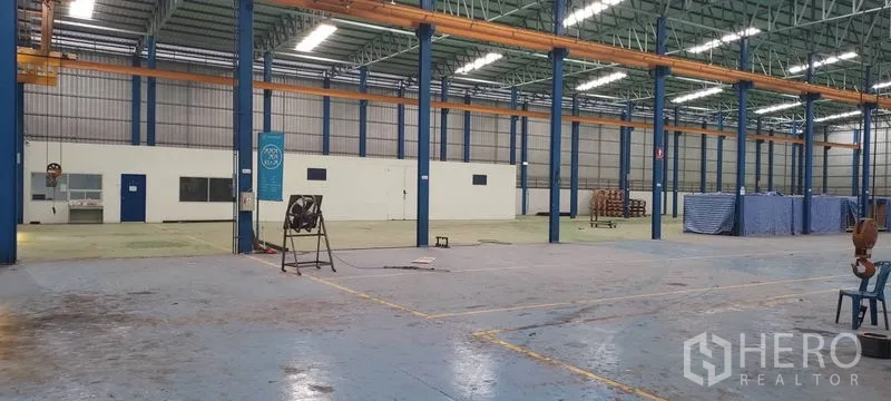 工厂 出租在Phra Pradaeng, Samut Prakan - 开放式生产区，仓库内设隔间房。