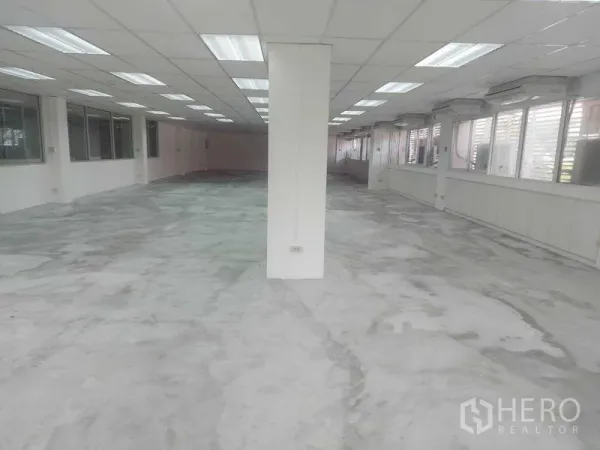 สำนักงาน ให้เช่าในPathum Wan, Bangkok - สำนักงานแปลนเปิด มีเสากลาง หน้าต่างยาว และไฟสว่างทั่วพื้นที่