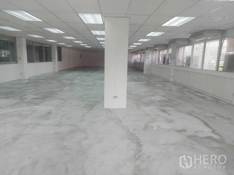 สำนักงาน ให้เช่าในPathum Wan, Bangkok - สำนักงานแปลนเปิด มีเสากลาง หน้าต่างยาว และไฟสว่างทั่วพื้นที่