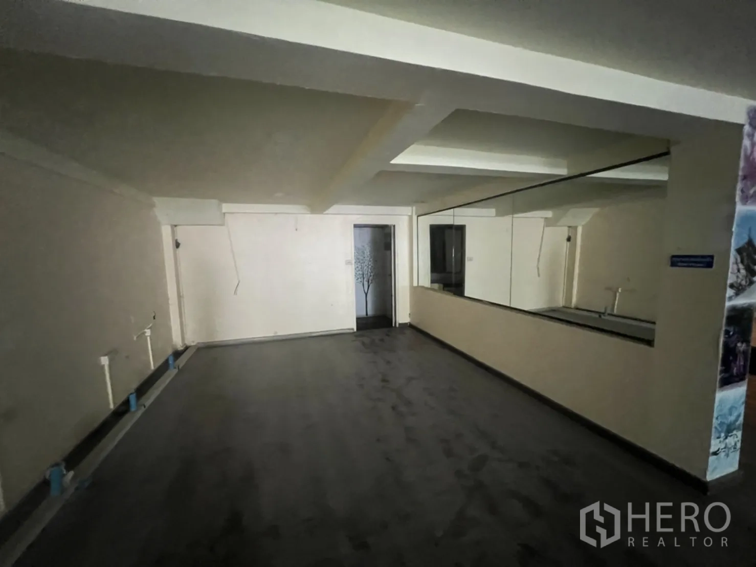 อาคารพาณิชย์ ให้เช่าในWatthana, Bangkok - พื้นที่ด้านหลังชั้นล่าง ผนังกระจกเงายาว และจุดงานประปาพร้อมติดตั้ง