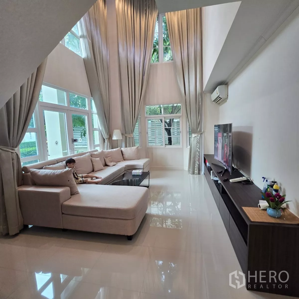 บ้าน ให้เช่าในMueang Pathum Thani, Pathum Thani - พื้นที่รับแขกโอ่อ่า เพดานสูงสองชั้นและพื้นเงางาม