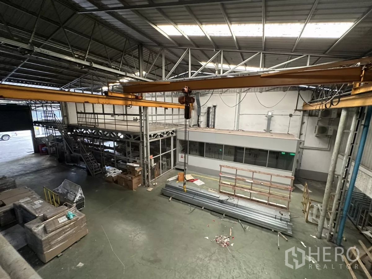 คลังสินค้า ให้เช่าในYan Nawa, Bangkok - คานเครนและโครงสร้างชั้นลอยจากมุมบน