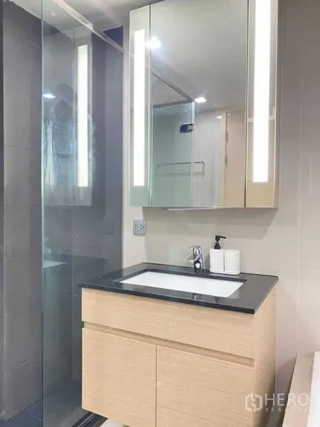 คอนโด ให้เช่าในWatthana, Bangkok - อ่างล้างหน้าท็อปหินพร้อมกระจกไฟ LED และตู้ชาวเวอร์กระจก
