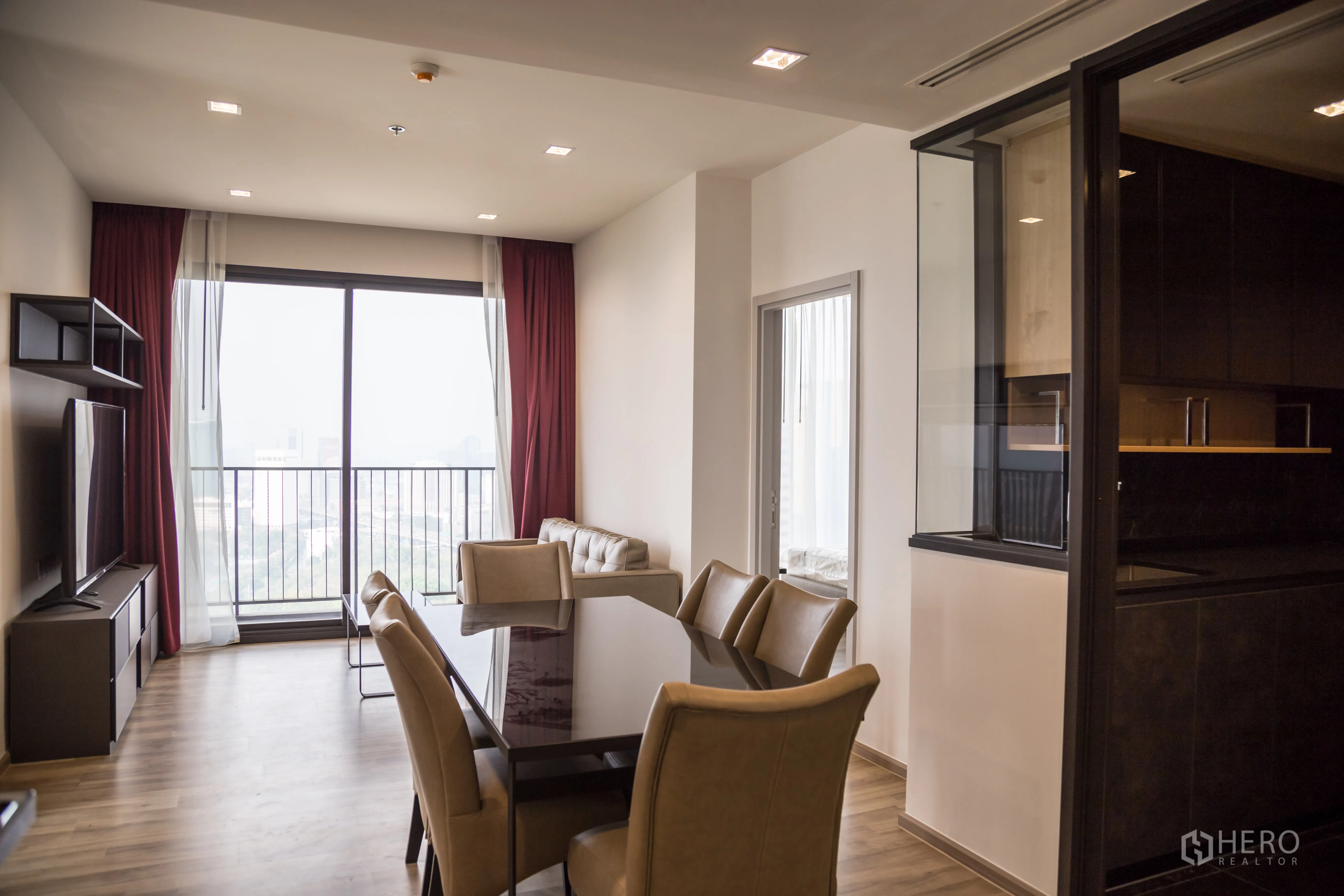 คอนโด ให้เช่าในChatuchak, Bangkok - ห้องนั่งเล่นและรับประทานอาหารเชื่อมระเบียง กระจกบานใหญ่ และครัวกั้นกระจก