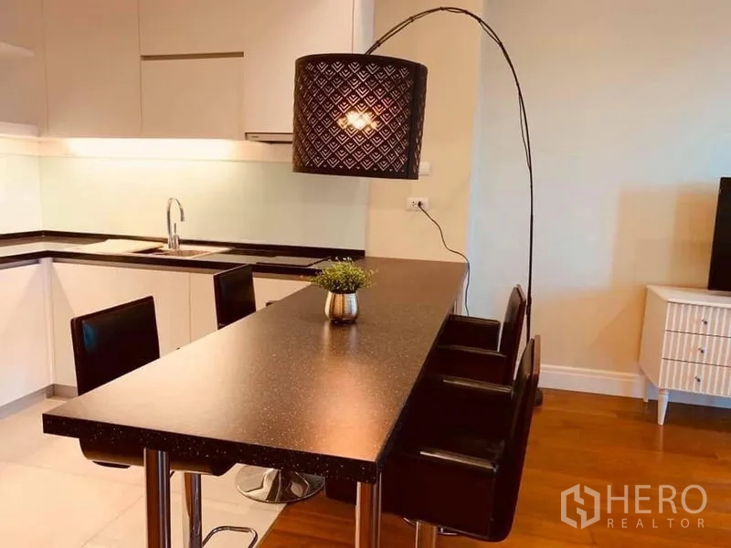 คอนโด ให้เช่าในKhlong Toei, Bangkok - มุมใกล้เคาน์เตอร์ครัวและโคมไฟลายสวย ท็อปสีดำเงา