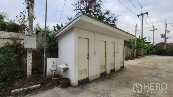工厂 出租在Ban Phaeo, Samut Sakhon - 工厂院内独立户外卫生间建筑，设多间隔间与洗手盆。