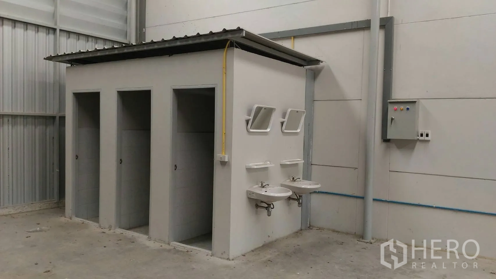 货栈 出租在Lam Luk Ka, Pathum Thani - 仓库内卫生区，多个隔间、双洗手盆、镜子与电控箱