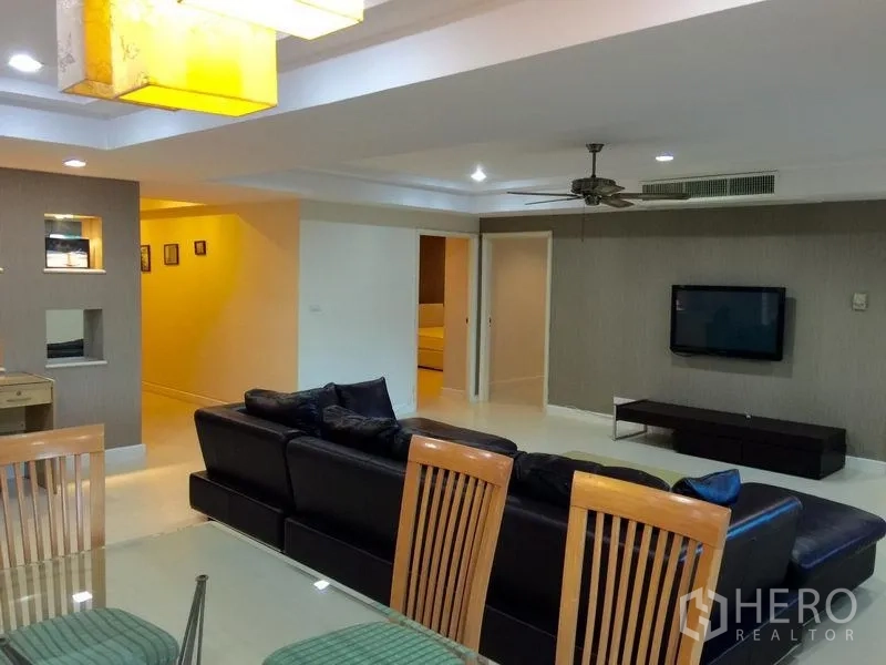 คอนโด ให้เช่าในWatthana, Bangkok - พื้นที่นั่งเล่นพร้อมพัดลมเพดาน ทีวีติดผนัง และโต๊ะทานอาหารใต้โคมไฟแขวน