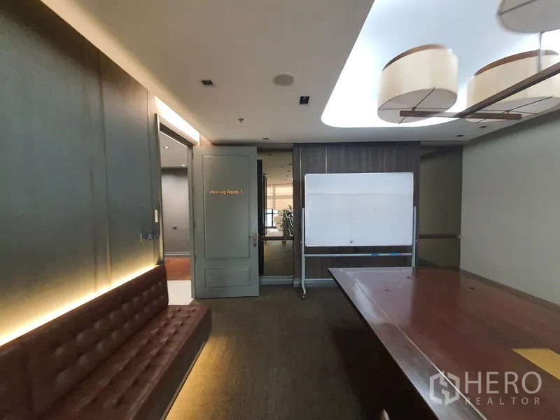 ออฟฟิศ for rent in Khlong Toei, Bangkok - ห้องประชุมพร้อมโต๊ะไม้ยาว เบาะนั่งบิวท์อิน และไวท์บอร์ด