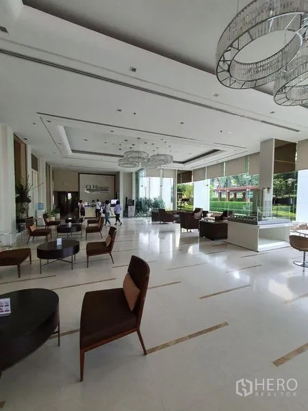 คอนโด ขาย - ล็อบบี้เพดานสูงสวยหรู พร้อมมุมที่นั่งและกระจกสูงจรดเพดาน