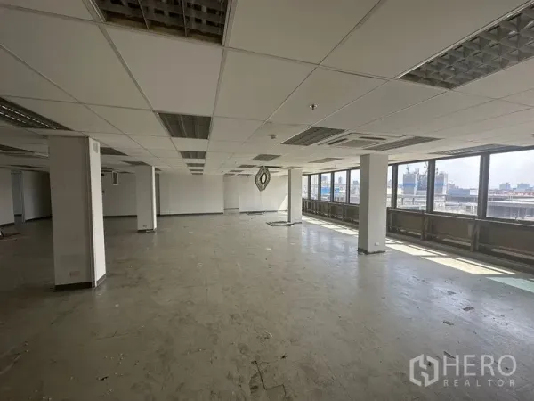 办公空间 出租在Khlong Toei, Bangkok - 转角办公区配长排窗户，采光充足并可观城市景色。