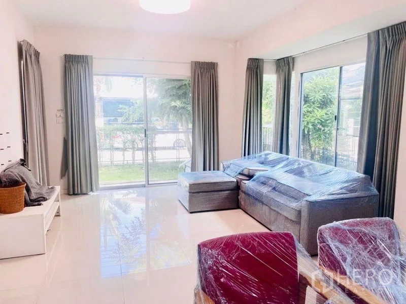 Detached House for rent - Living room with sliding doors on two sides opening to the garden.