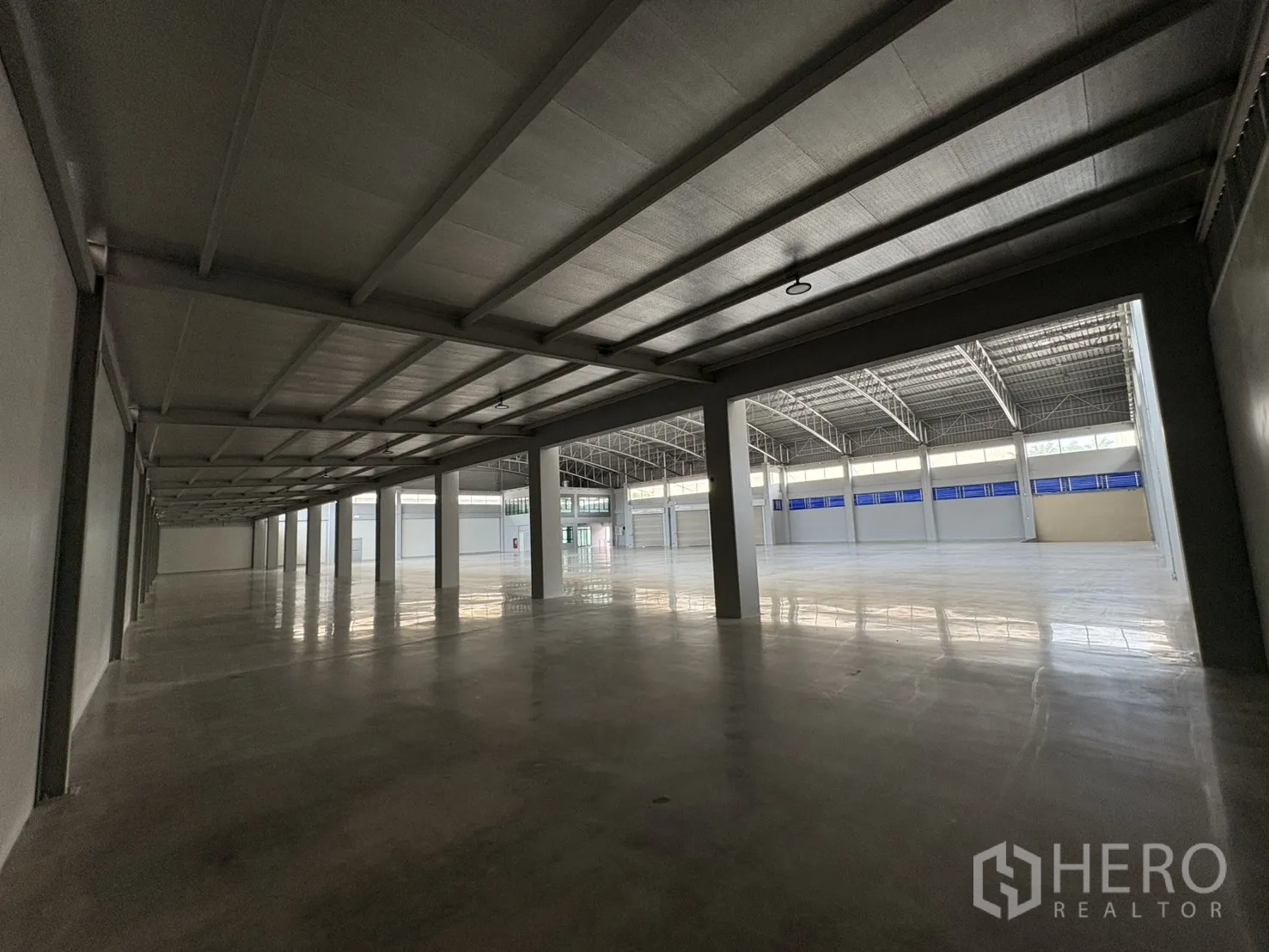 คลังสินค้า ให้เช่าในMueang Samut Prakan, Samut Prakan - พื้นที่ลึกแนวโหลดและโครงสร้างคล้ายชั้นลอย พร้อมเสาเรียงต่อเนื่องในคลัง