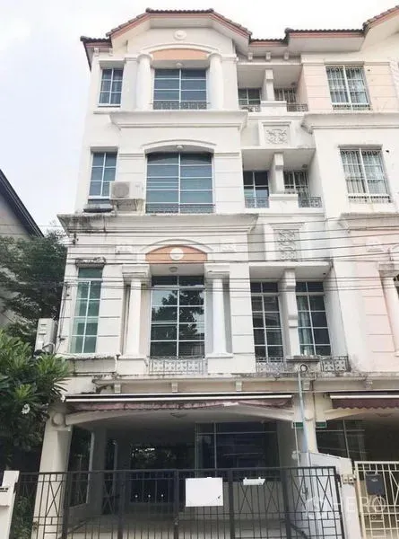 联排别墅 出租在Wang Thonglang, Bangkok - 曼谷王通朗多层联排外立面，带入户栅栏车位。