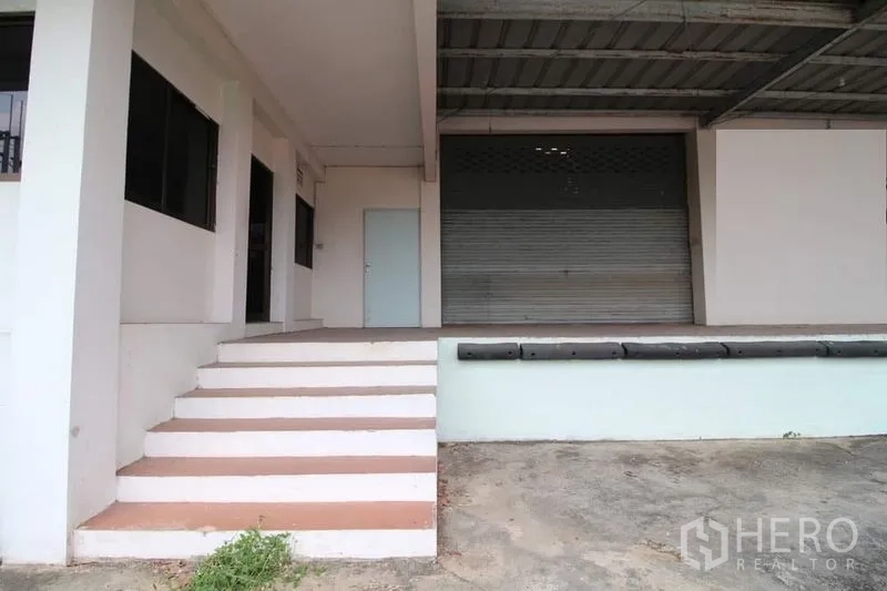 คลังสินค้า ขายในPhanat Nikhom, Chon Buri - ท่าโหลดสินค้ามีหลังคา บันไดขึ้น และประตูม้วนสำหรับรถบรรทุก