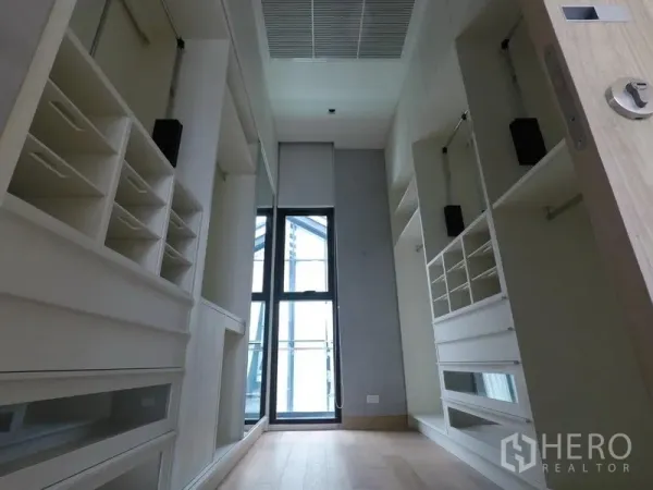 อพาร์ทเมนท์ ให้เช่าในKhlong Toei, Bangkok - ห้องวอล์กอินคลอเซ็ตกว้างขวาง พร้อมตู้บิวท์อิน ลิ้นชัก และหน้าต่างสูง