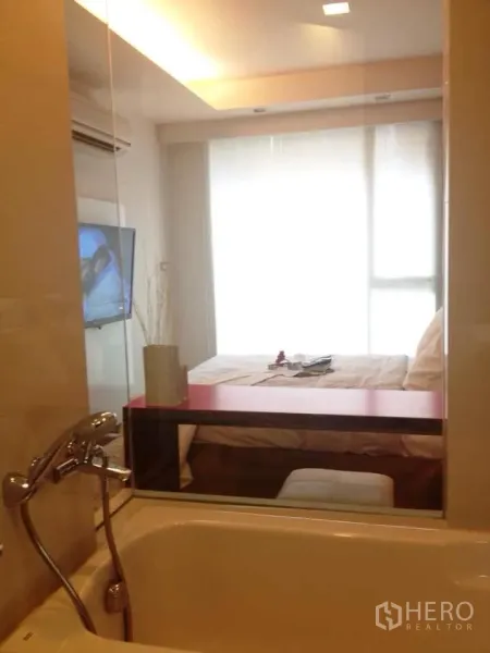 คอนโด ให้เช่าในWatthana, Bangkok - ห้องน้ำมีอ่างอาบน้ำกั้นกระจก มองเห็นห้องนอนสว่างพร้อมหน้าต่างบานใหญ่และทีวี