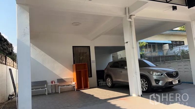 带办公室的家 出租或出售在Phra Khanong, Bangkok - 宽敞车棚，双车位，靠近围墙。