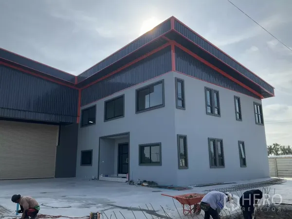 工厂 出售在Samut Sakhon - 新建工厂外观，含两层办公楼、金属屋顶与宽阔混凝土庭院