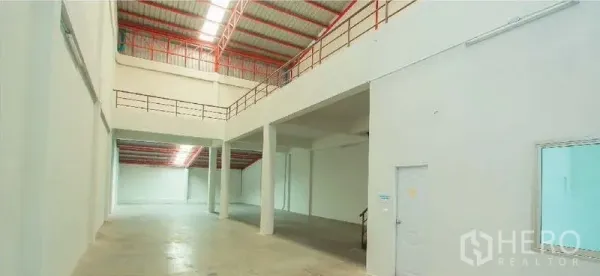 工厂 出租在Phra Samut Chedi, Samut Prakan - 明亮挑高仓库空间，开放式地面与带护栏的夹层。