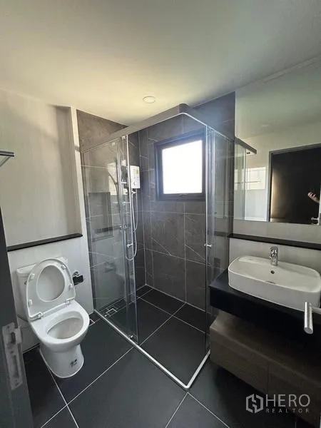 Detached House for rent in Bang Phli, Samut Prakan - Contemporary bathroom with glass shower enclosure and vanity.