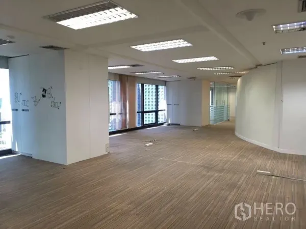 สำนักงาน ให้เช่าในChatuchak, Bangkok - โซนทำงานโอเพ่นสเปซ ปูพรม มีหน้าต่างกระจกสูงจรดพื้น และห้องประชุมกระจก