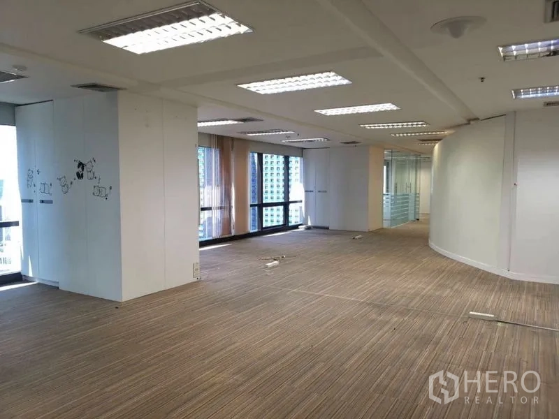 สำนักงาน ให้เช่าในChatuchak, Bangkok - โซนทำงานโอเพ่นสเปซ ปูพรม มีหน้าต่างกระจกสูงจรดพื้น และห้องประชุมกระจก