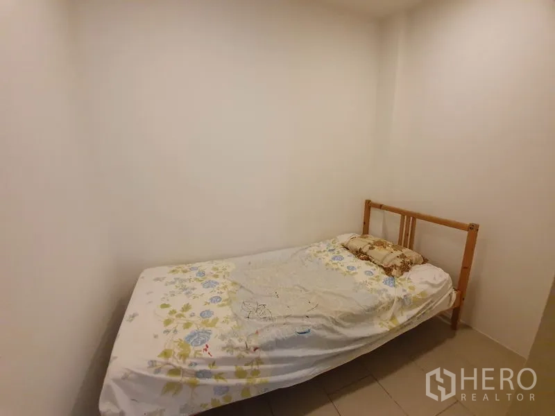 公寓 出租在Sathon, Bangkok - 多功能小房配单人床，白墙与瓷砖地面。