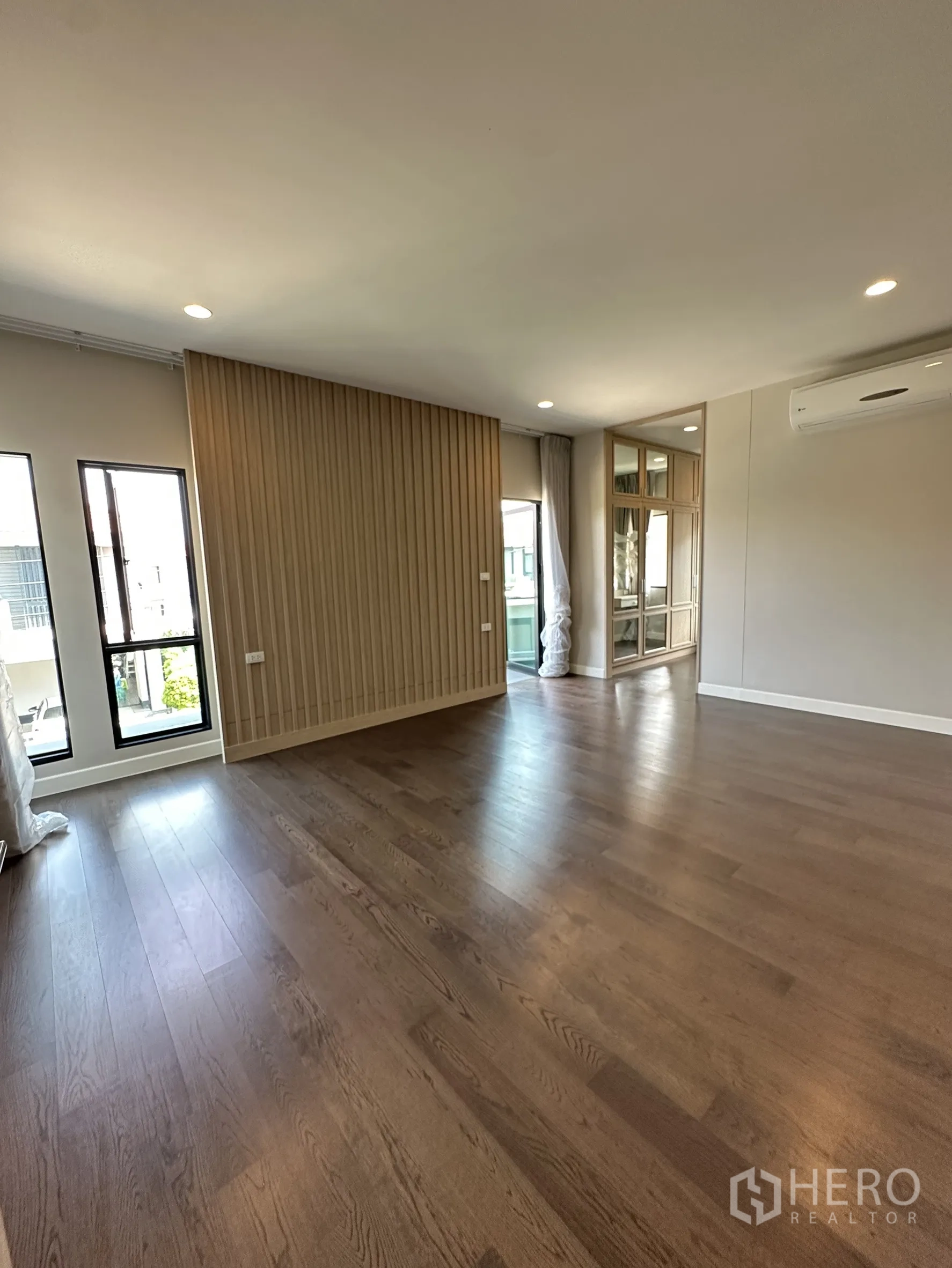 บ้าน ขายในLam Luk Ka, Pathum Thani - มุมอื่นของห้องนอนใหญ่ เห็นแอร์ ผนังกั้น และพื้นที่กว้าง