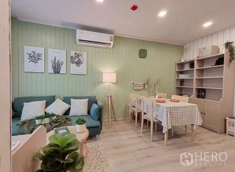 公寓 出租或出售 - 开放式客餐厅，空调、置物架与木纹地板，空间明亮。