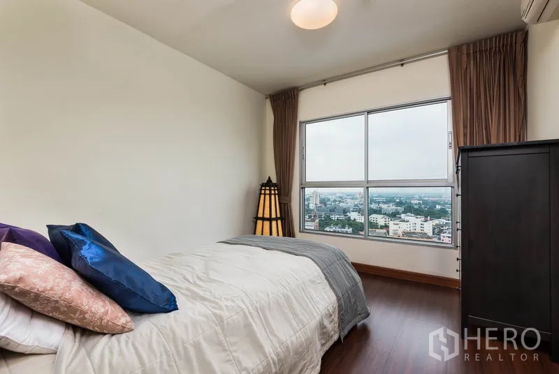 คอนโด ให้เช่าในBang Na, Bangkok - ห้องนอนที่สองพร้อมหน้าต่างบานใหญ่เห็นทิวทัศน์กรุงเทพฯ