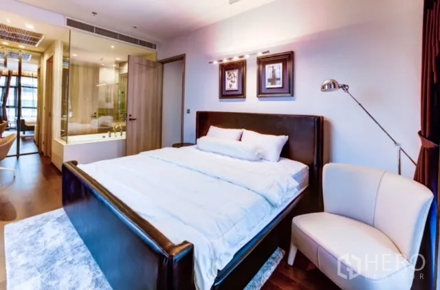 คอนโด ให้เช่าหรือขายในWatthana, Bangkok - ห้องนอนเตียงกรอบหนัง โคมไฟอ่านหนังสือ เก้าอี้ พร้อมห้องน้ำกั้นกระจกติดกัน