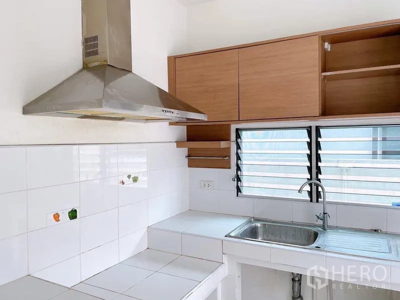 บ้าน ให้เช่าในBang Na, Bangkok - ครัวไทยแยกพร้อมเครื่องดูดควัน อ่างล้างจาน และหน้าต่างบานเกล็ด