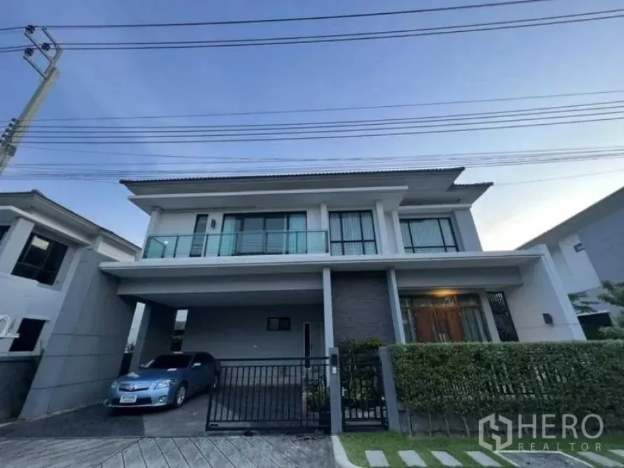 บ้าน ให้เช่าในMueang Nonthaburi, Nonthaburi - ด้านนอกบ้านเดี่ยวสองชั้น มีที่จอดรถในร่มและระเบียง พร้อมรั้วหน้าบ้าน