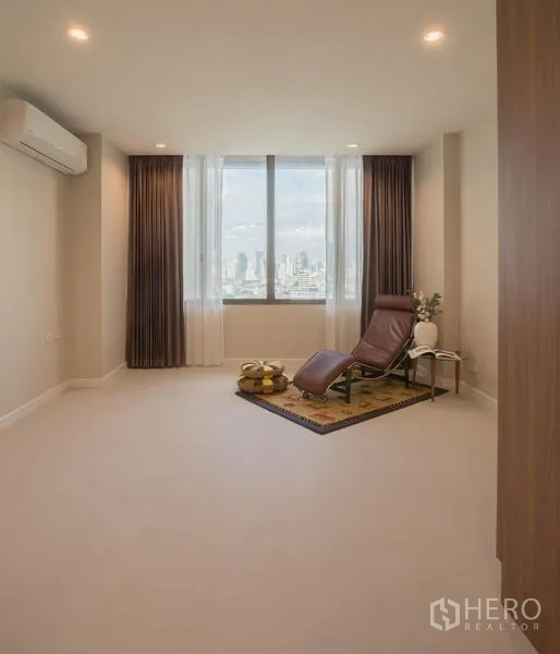 คอนโด ให้เช่าในKhlong San, Bangkok - ห้องนอนรองหรือห้องทำงานพร้อมหน้าต่างบานใหญ่เห็นวิวสกายไลน์