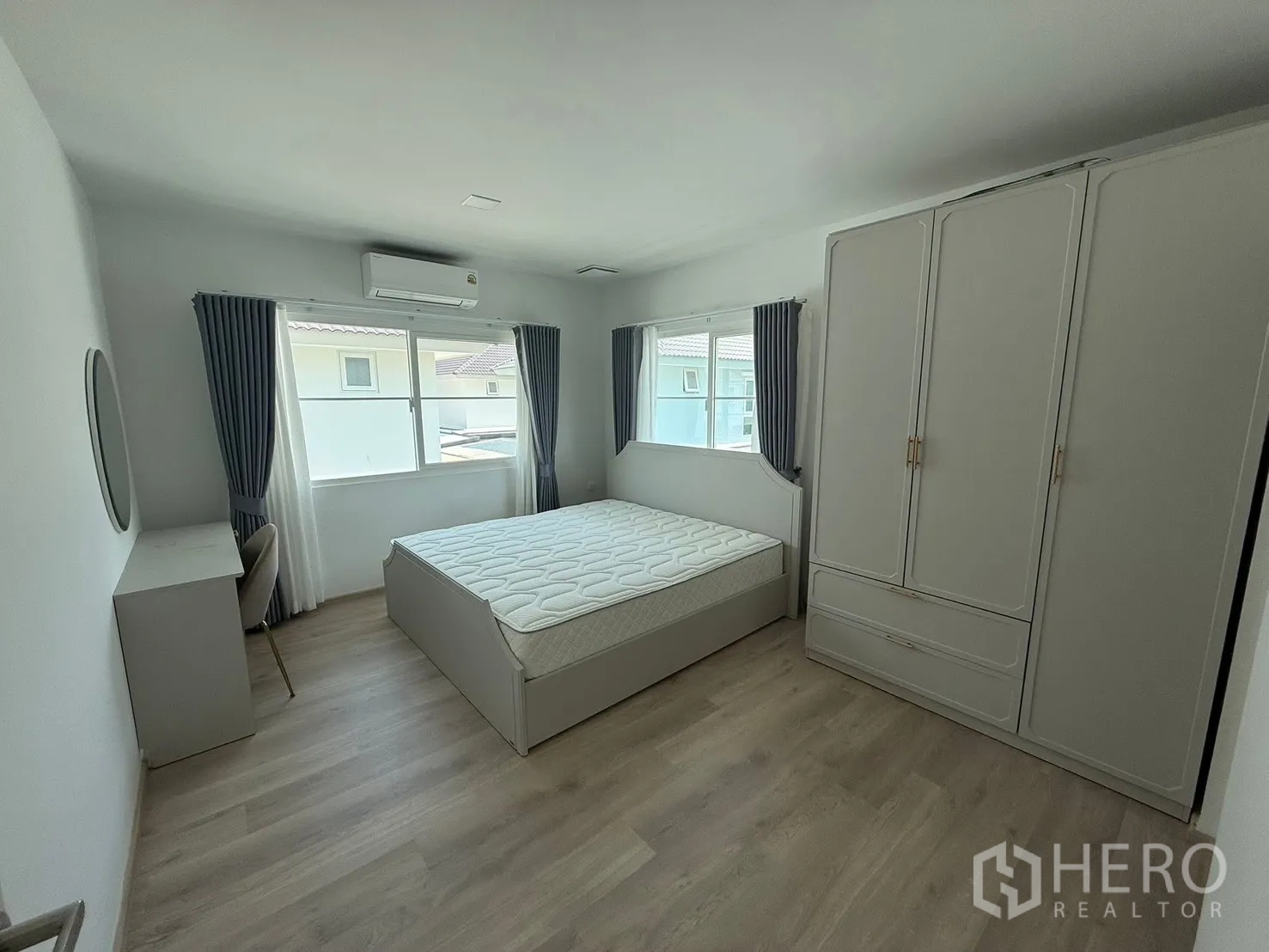 独栋房屋 for rent in Bang Phli, Samut Prakan - 宽敞卧室，配床、衣柜、书桌、窗户和空调。