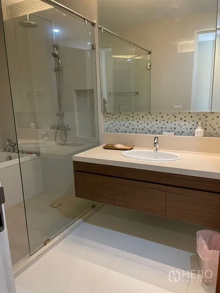 คอนโด ให้เช่าในKhlong Toei, Bangkok - ห้องน้ำกว้าง มีตู้กระจกอาบน้ำ อ่างอาบน้ำ กระจกบานใหญ่ และเคาน์เตอร์ลอย