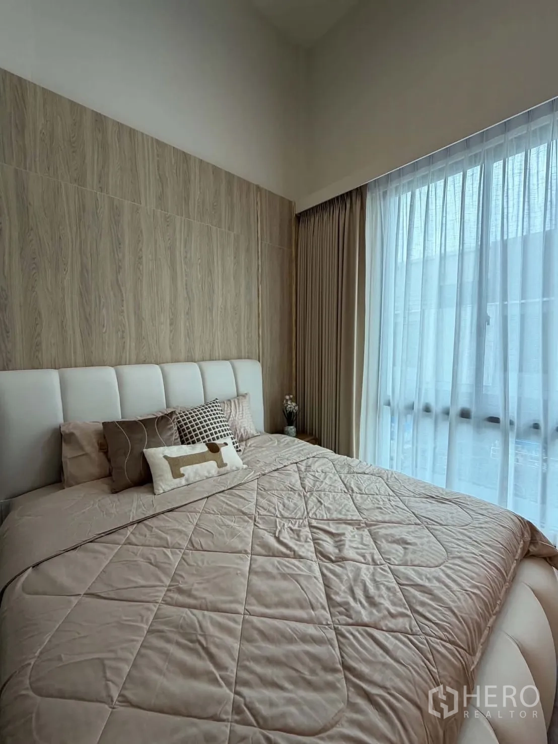 联排别墅 for rent in Bang Phli, Samut Prakan - 软包床头靠木质背景墙，搭配纱帘大窗。