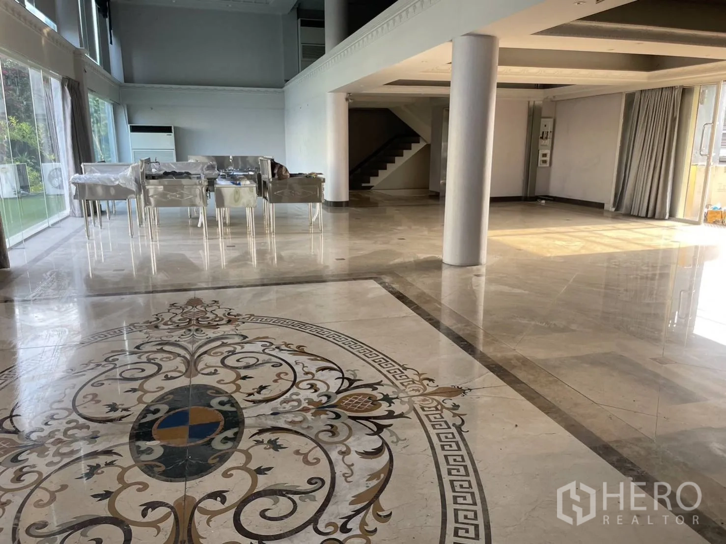 สำนักงานที่บ้าน ให้เช่าหรือขายในHuai Khwang, Bangkok - ล็อบบี้รับแสงธรรมชาติ พื้นหินอ่อนไล่ลาย บันได และผนังกระจกขนาดใหญ่