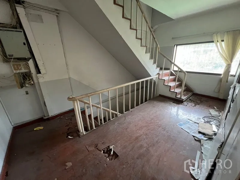 店屋 出租在Huai Khwang, Bangkok - 楼梯平台金属扶手与大窗，自然采光充足。