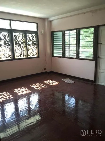 บ้าน ให้เช่าในChatuchak, Bangkok - ห้องนอนพร้อมหน้าต่างเหล็กดัด พื้นไม้ขัดเงา และประตูสีขาว