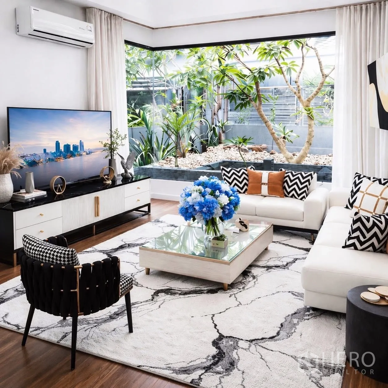 บ้านเดี่ยว for rent in Suan Luang, Bangkok - ห้องนั่งเล่นสว่าง โซฟาสีขาว กระจกมุมกว้าง มองเห็นสวนหินและต้นไม้