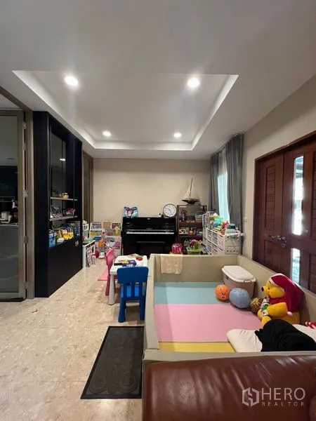 บ้าน ให้เช่าหรือขายในSaphan Sung, Bangkok - ห้องอเนกประสงค์เป็นมุมเล่นเด็ก มีเปียโนและไฟฝ้าซ่อน