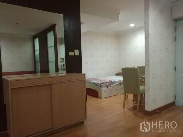 公寓 出租在Khlong Toei, Bangkok - 入口处带大墙镜与柜子，通向餐区与卧室。