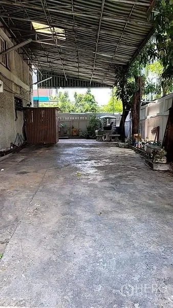 Detached House for rent - Large covered carport and driveway with metal roof and trees.