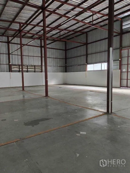 คลังสินค้า ให้เช่าในBang Kapi, Bangkok - พื้นที่อุตสาหกรรมพร้อมแนวเสา หน้าต่างด้านข้าง และพื้นที่ตั้งชั้นวางกว้าง