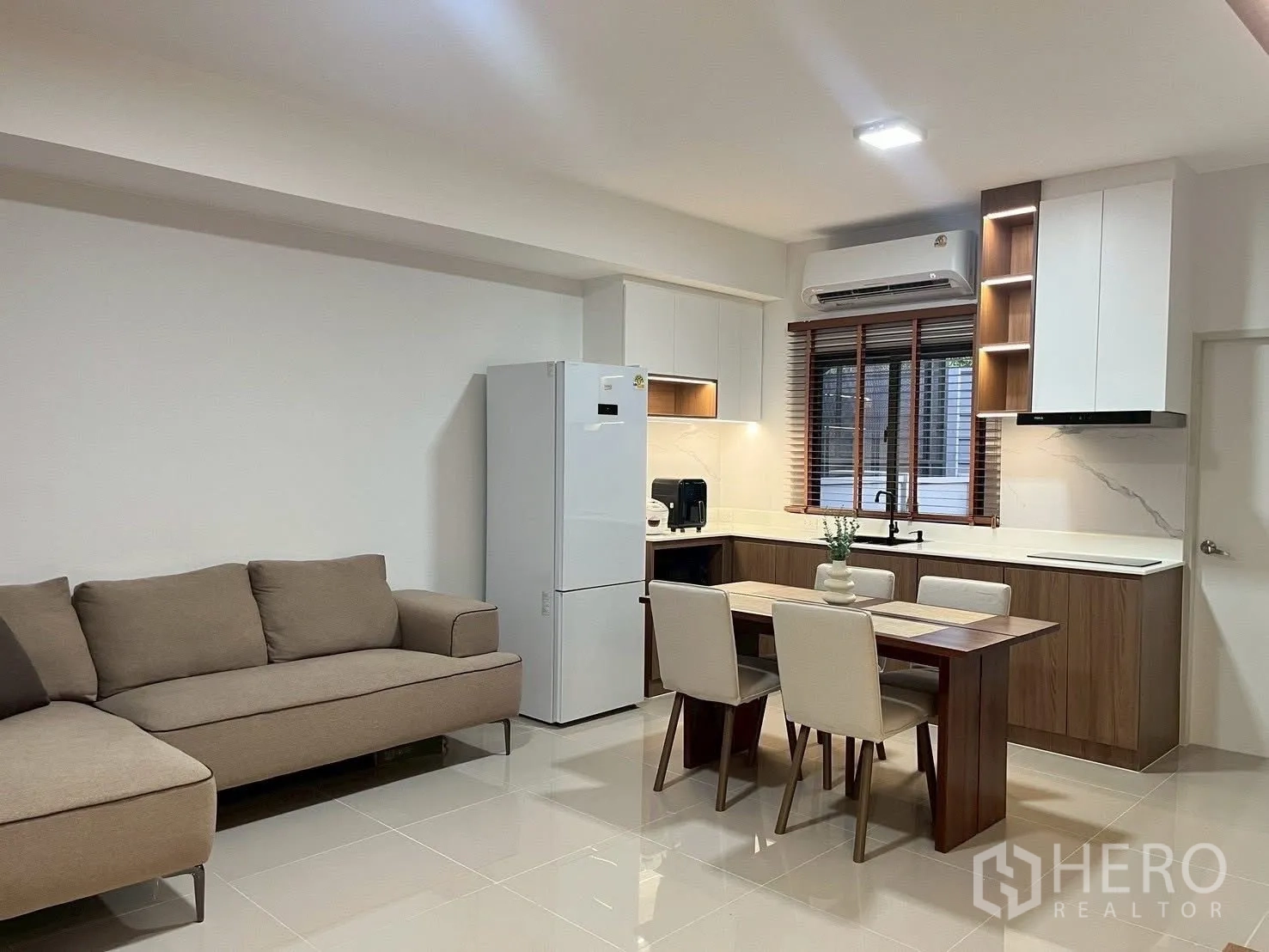 联排别墅 for rent in Bang Phli, Samut Prakan - 厨房餐区配大冰箱、橱柜与百叶窗。